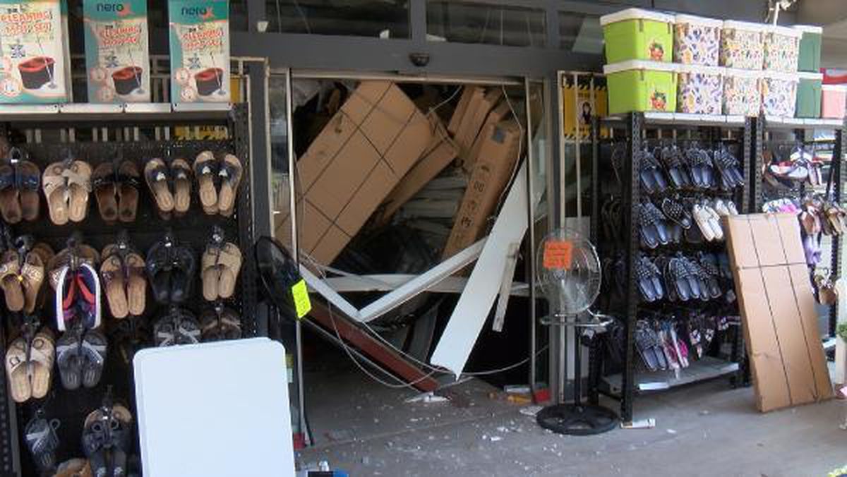 Mağazada asma tavan çöktü, müşteriler dışarı koştu