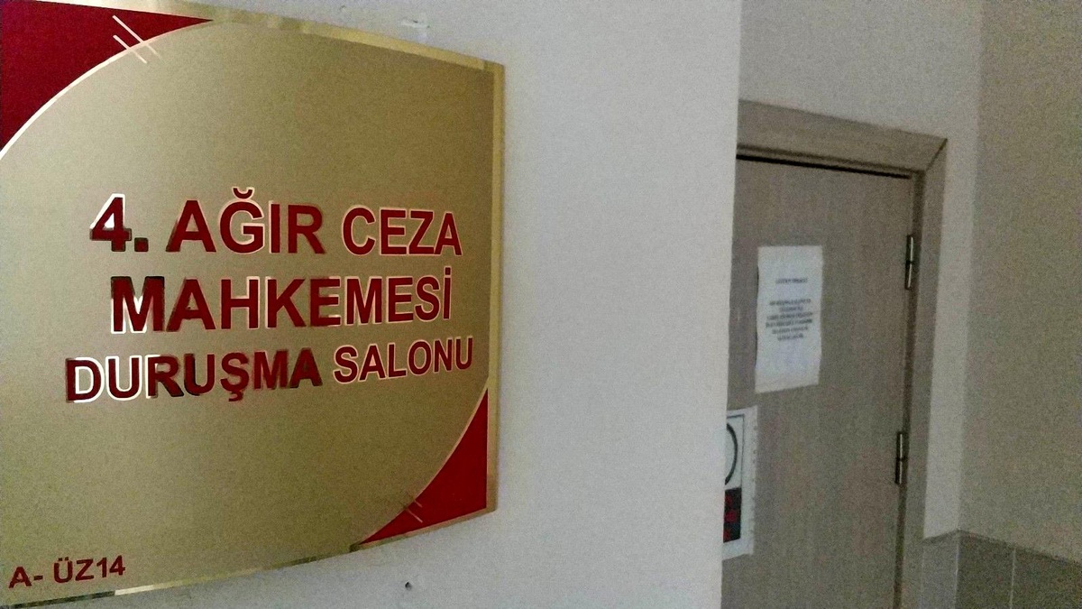 Mahkeme salonunun fotoğrafını çeken genç tutuklandı