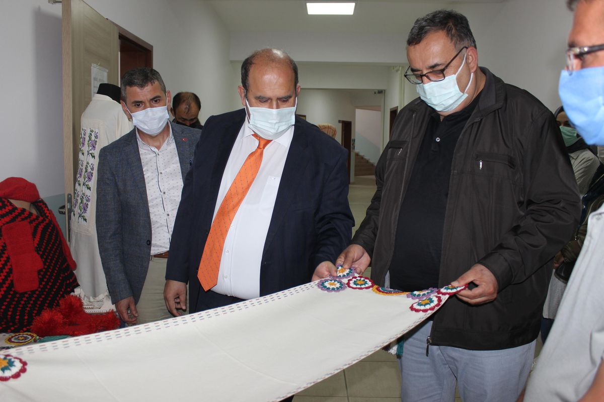 Osmaneli\'nde Hayat Boyu Öğrenme Haftası dolayısıyla el sanatları sergisi açıldı