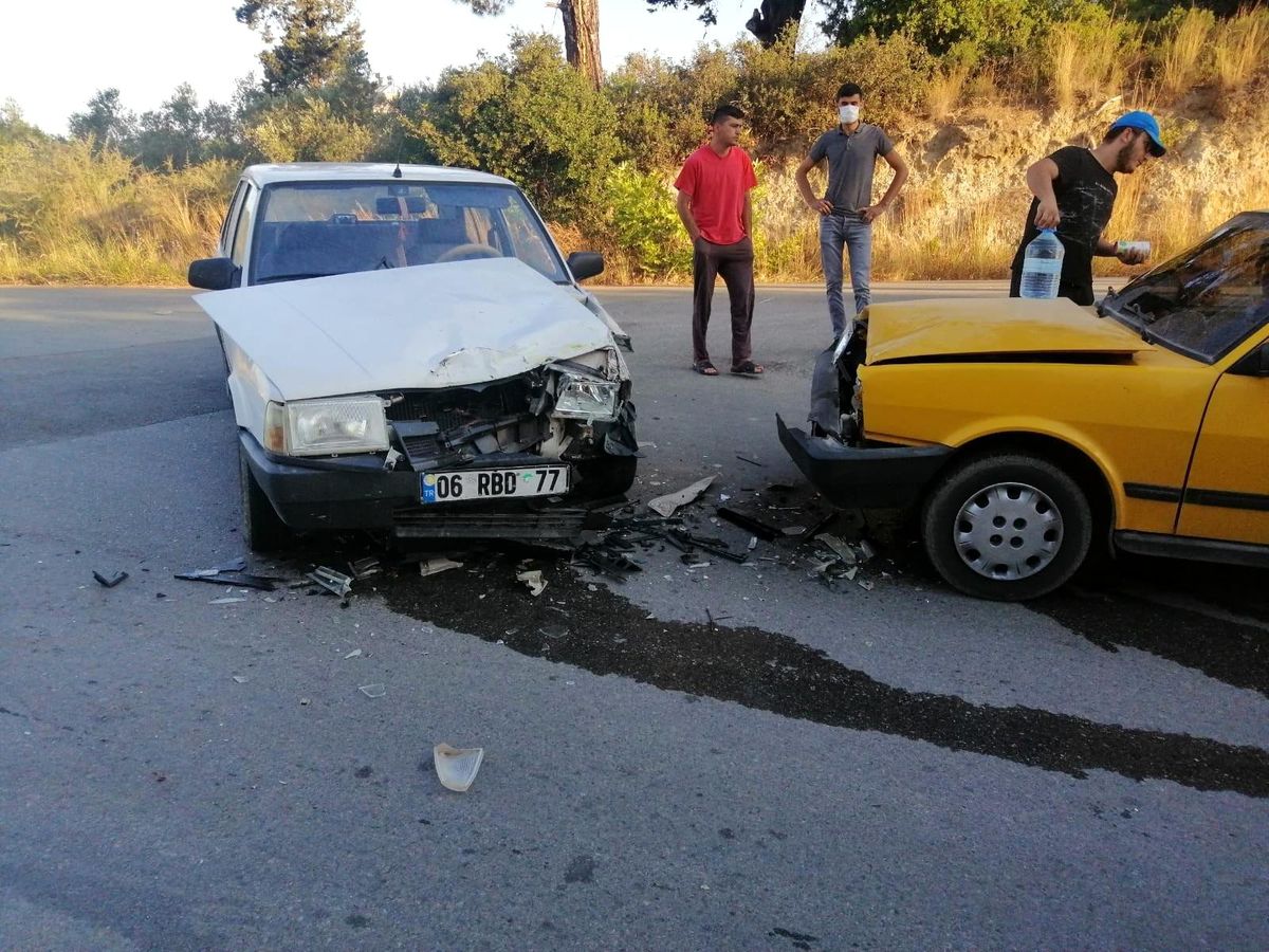 Otomobiller kafa kafaya çarpıştı: 2 yaralı