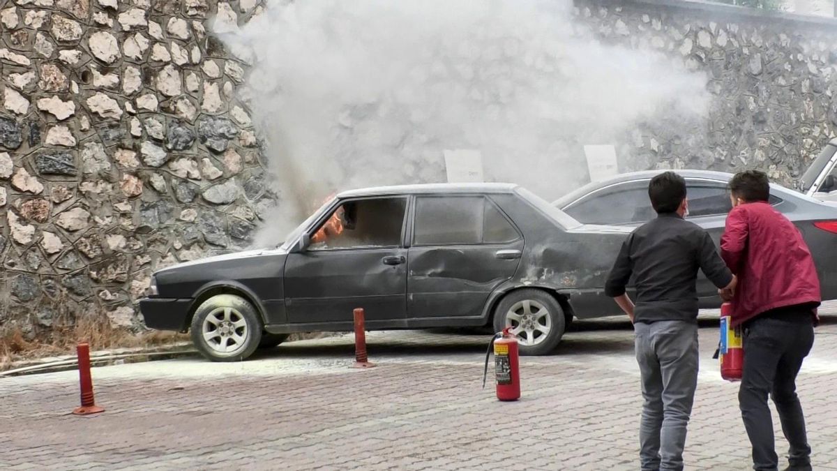 Park halindeki otomobilde yangın çıktı