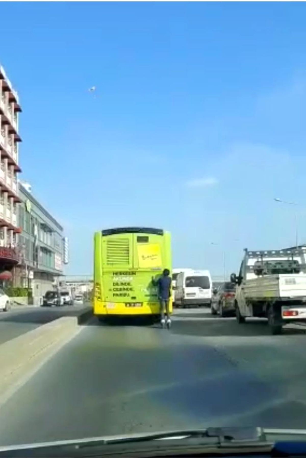 Pendik\'te patenli gencin otobüs arkasındaki tehlikeli yolculuğu kamerada