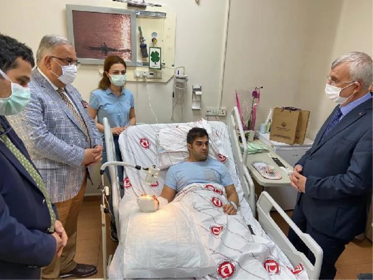Prof. Dr. Erdöl\'den bıçaklı saldırıda yaralanan doktora ziyaret