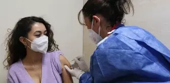 Randevu alan 100 kişiden yalnızca 25'inin korona aşısı olmaya gittiğini söyleyen Prof. Dr. Akın'dan uyarı: Rehavete kapılmayın