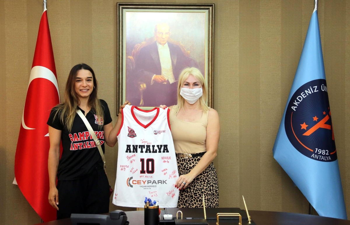 Rektör Özkan şampiyon kadın basketbolcuları ağırladı