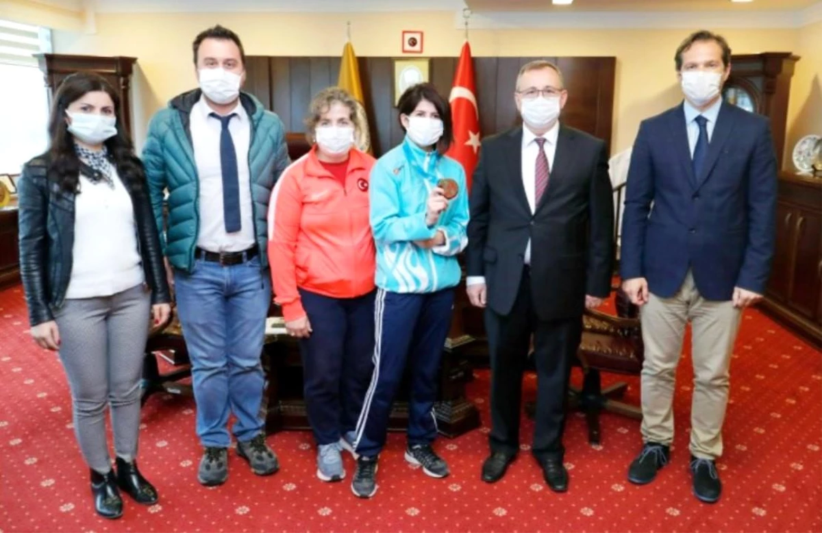 Rektör Tabakoğlu, Judo şampiyonu Taşın\'ı tebrik etti