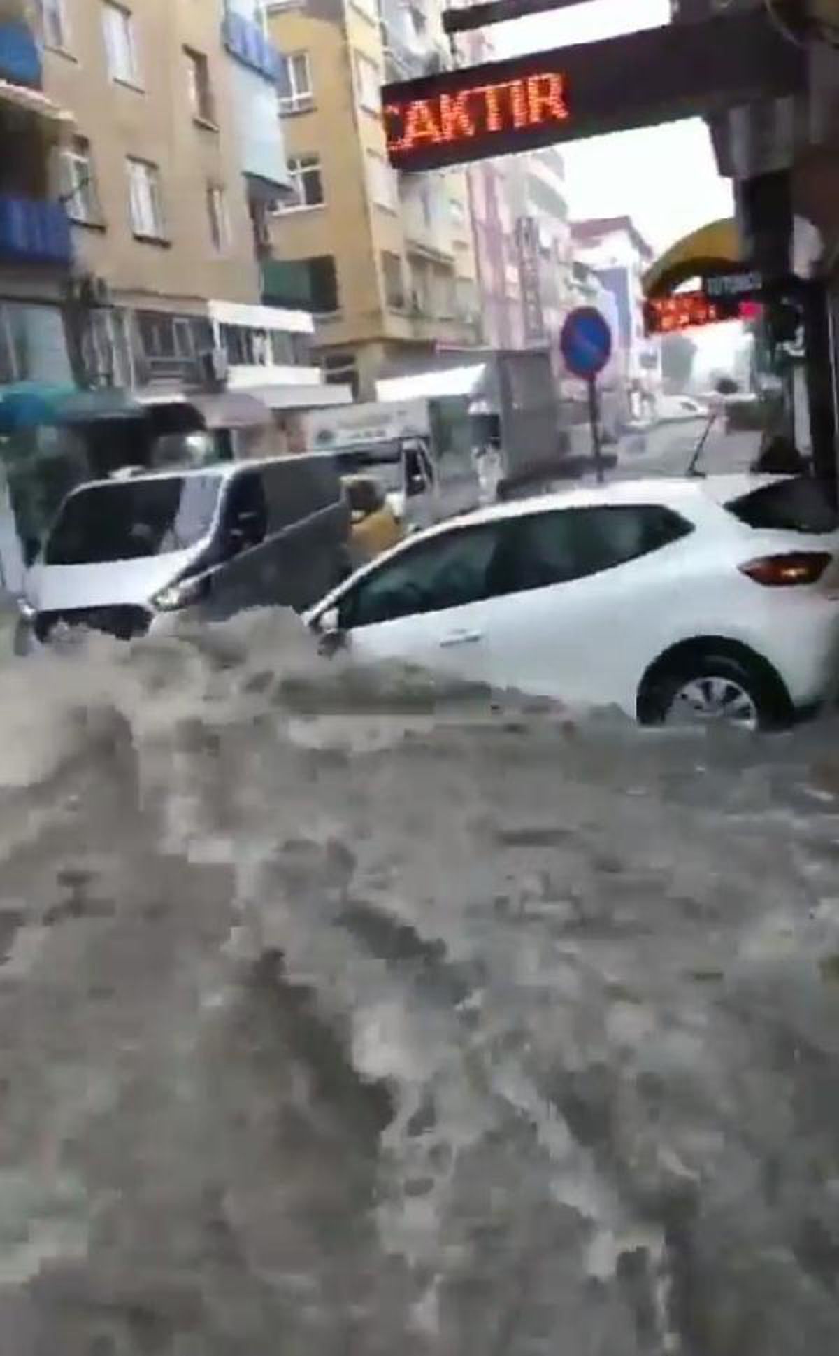 Samsun\'da sağanak; yollar göle döndü, araçlar sürüklendi