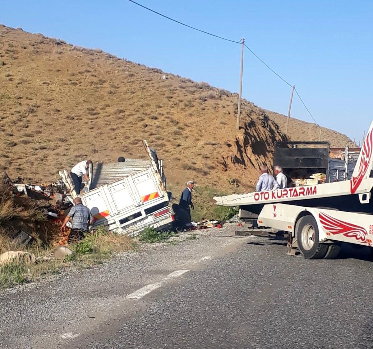 Sebze yüklü kamyonet yoldan çıktı: 2 yaralı