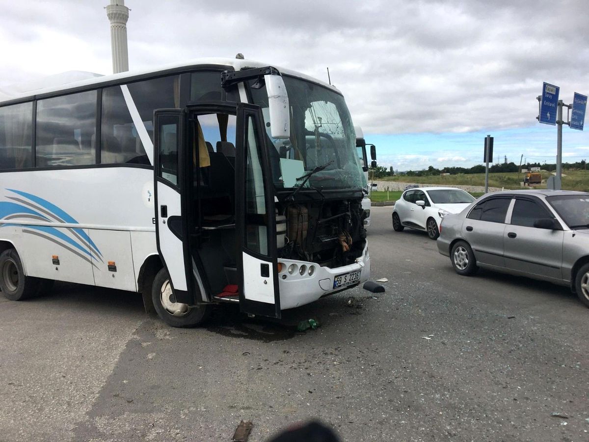 Servis midibüsleri çarpıştı: 1 yaralı