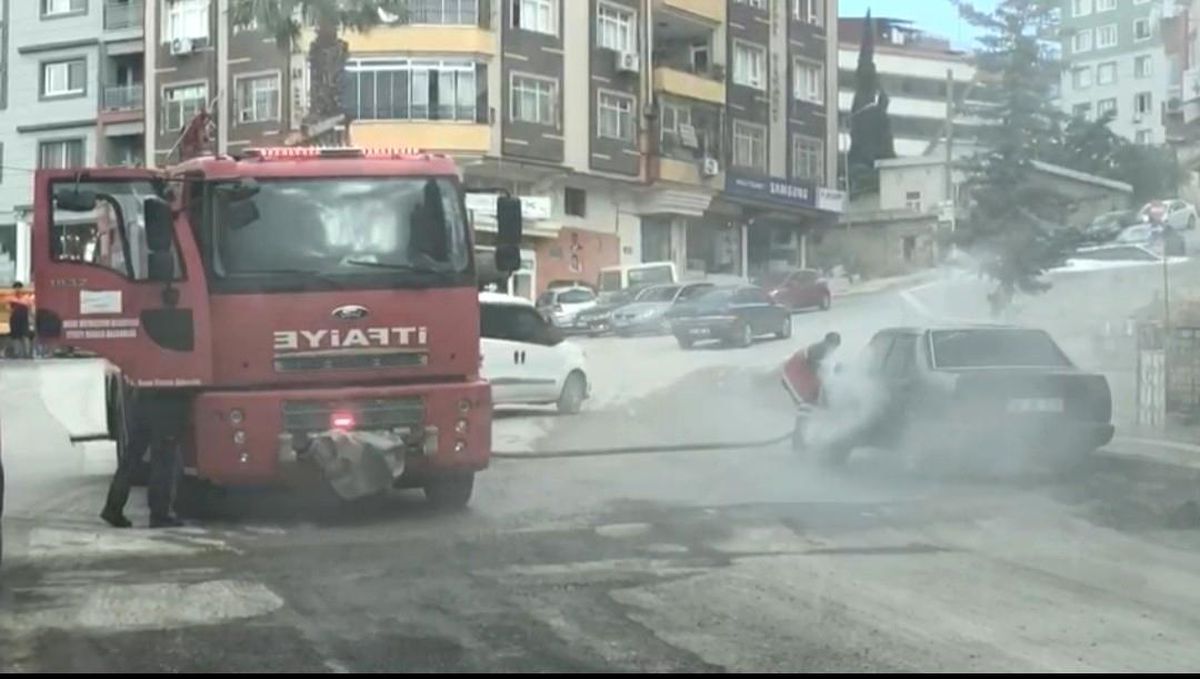 Seyir halindeki otomobil alev aldı, yangını itfaiye ekipleri söndürdü