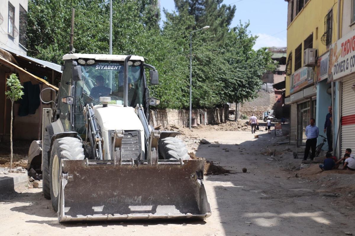 Siirt Belediyesince yol yapım ve kaldırım çalışmaları sürüyor