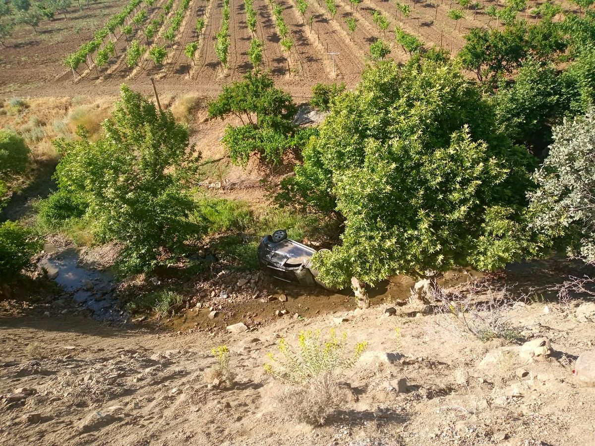 Siirt\'te araç dereye yuvarlandı, sürücü yara almadan kurtuldu