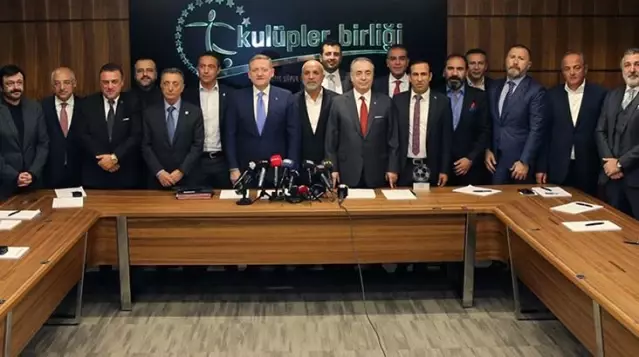 Süper Lig ekipleri kazan kaldırdı! Kulüpler Birliği yenilenen yabancı sayısı kuralına ateş püskürdü Süper Lig ekipleri kazan kaldırdı! Kulüpler Birliği yenilenen yabancı sayısı kuralına ateş püskürdü