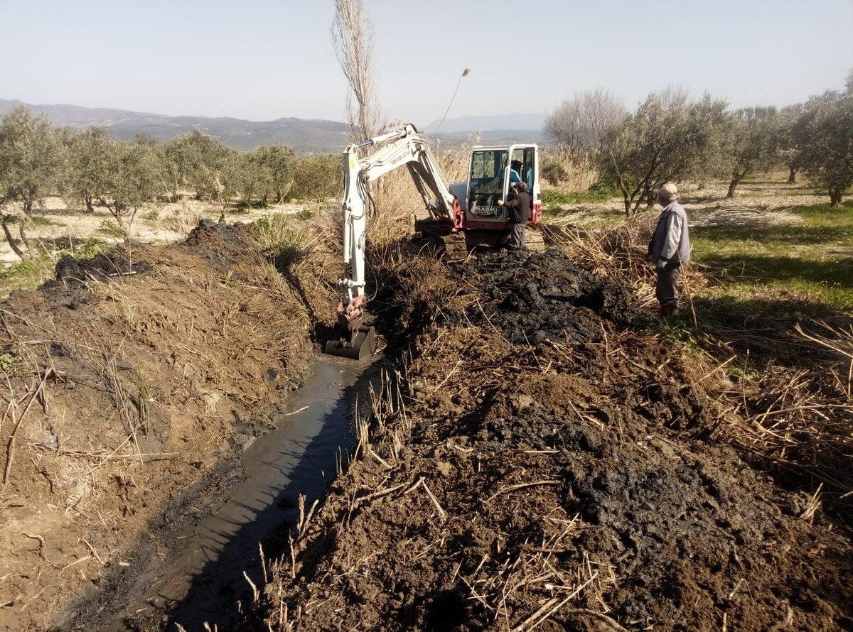 Taşkın tehlikesine karşı dere temizlikleri sürüyor