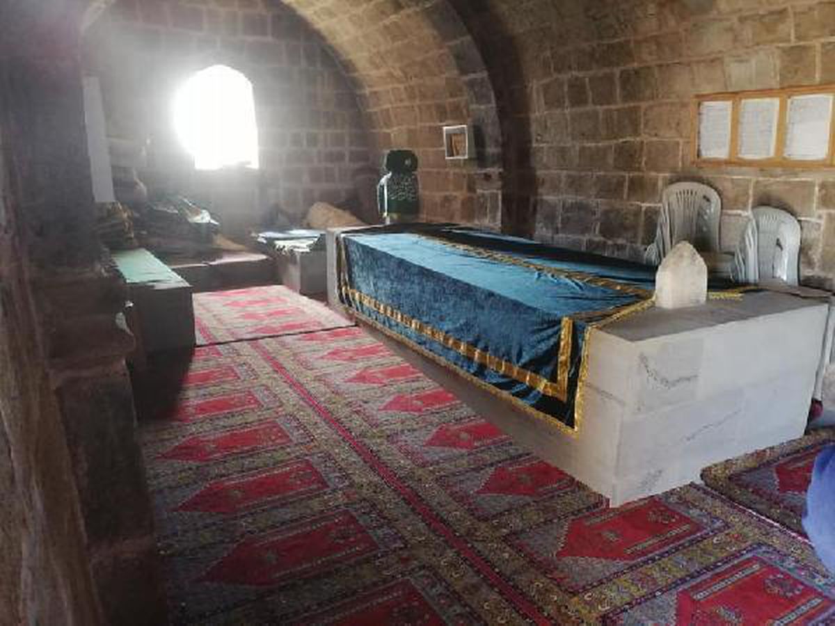 Türbe girişinde define kazısına tepki
