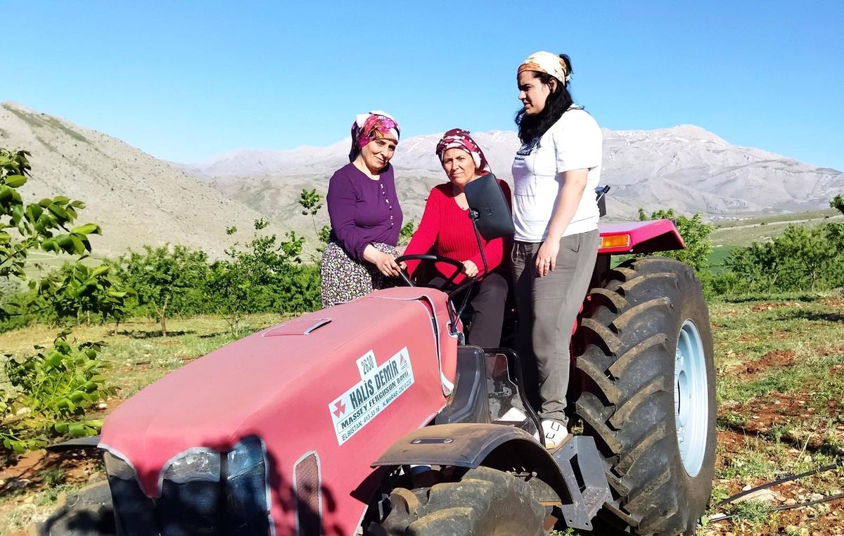 Üniversite öğrencileri gönüllü kadınlara \'toprağın dilini\' öğretecek