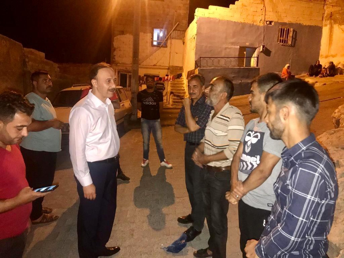 Vali Erin\'den gece yarısı mahalle ziyareti