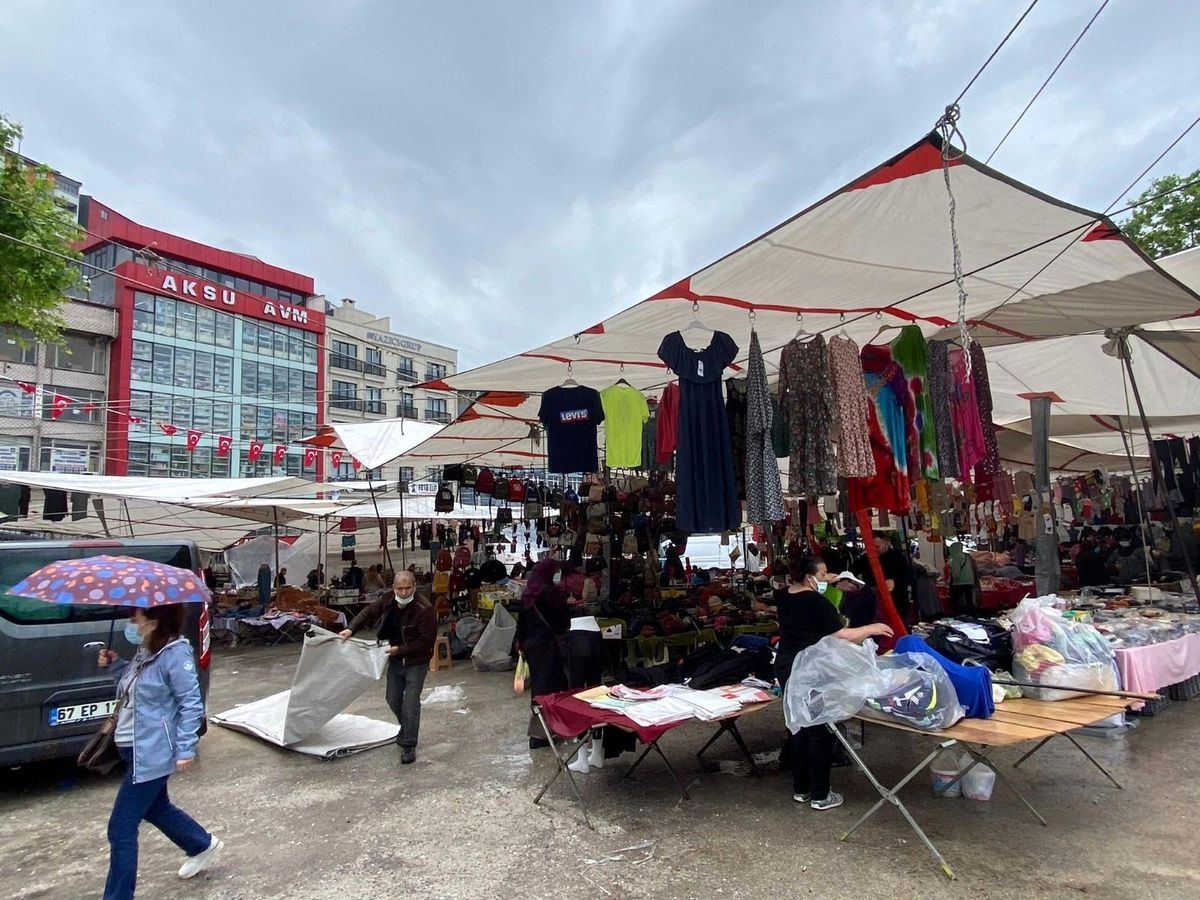 Yağışlı hava giysi pazarındaki satışları etkiledi