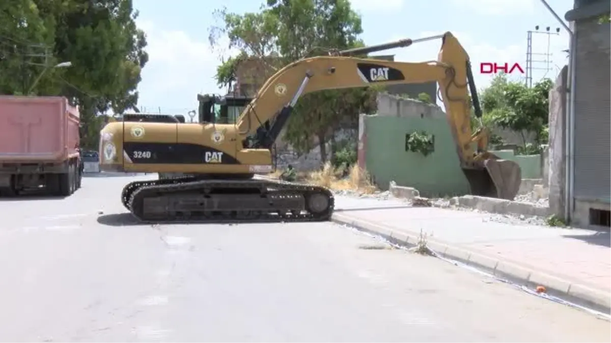 ADANA SİNANPAŞA MAHALLESİ\'NDE KENTSEL DÖNÜŞÜM İÇİN YIKIM BAŞLADI