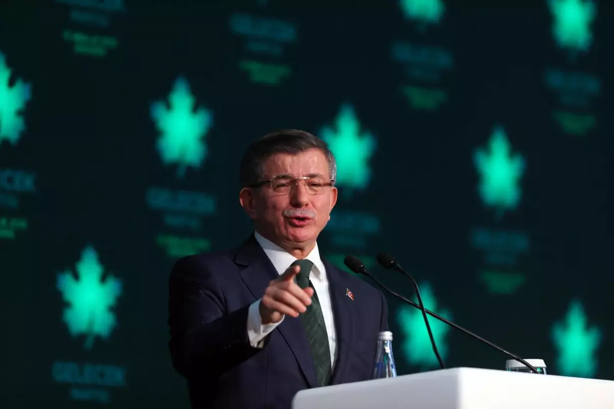 Ahmet Davutoğlu\'nun yardımcısı istifa etti! Neslihan Çevik partiden neden istifa ettiğini açıklamadı