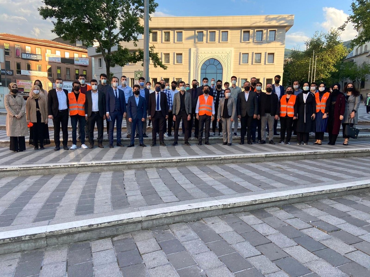 AK gençler Bursaspor\'un 58. yaş coşkusunu vatandaşlarla paylaştı