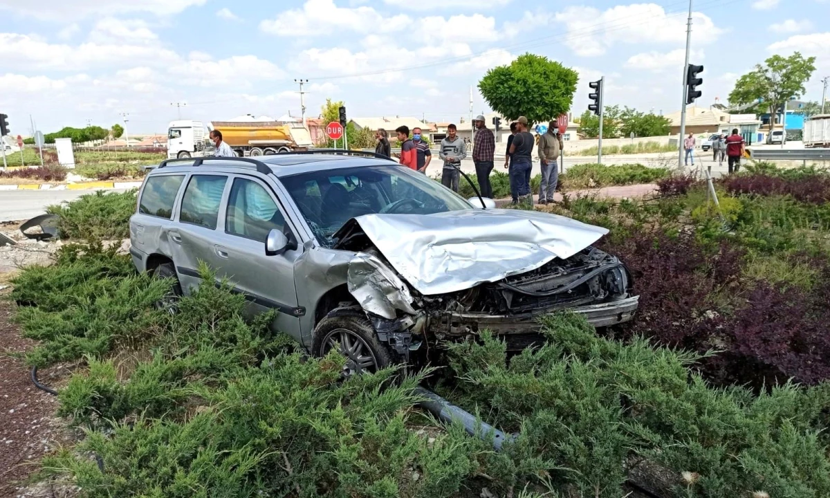 Aksaray\'da otomobiller çarpıştı: 3 yaralı
