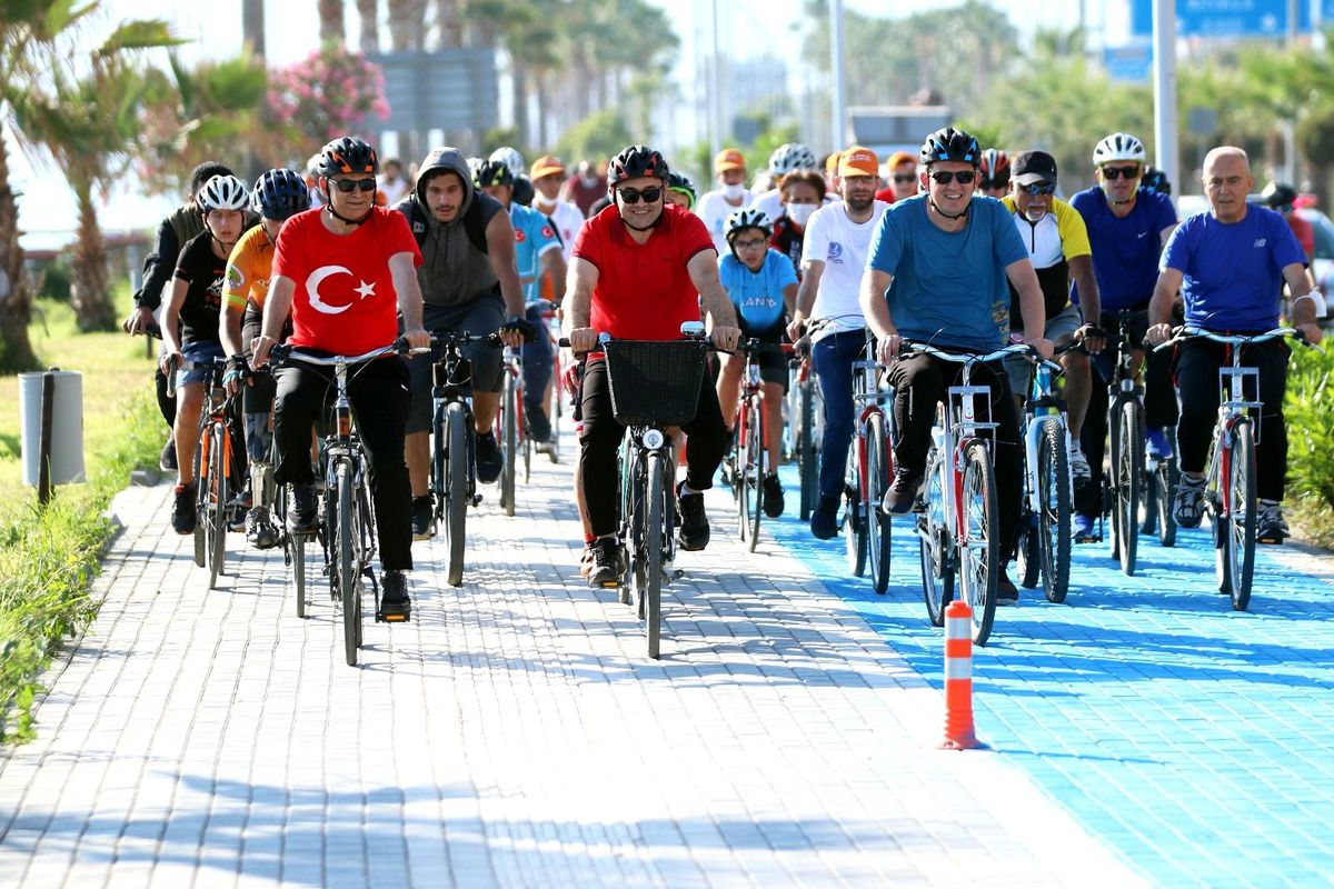 Alanya\'da vatandaşlar Başkan Yücel ile pedal çevirdi