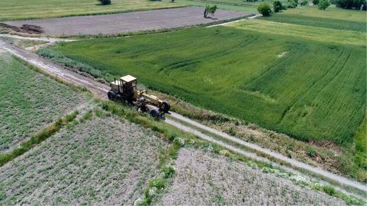 Altıeylül\'de tarla yollarının bakımı yapılıyor