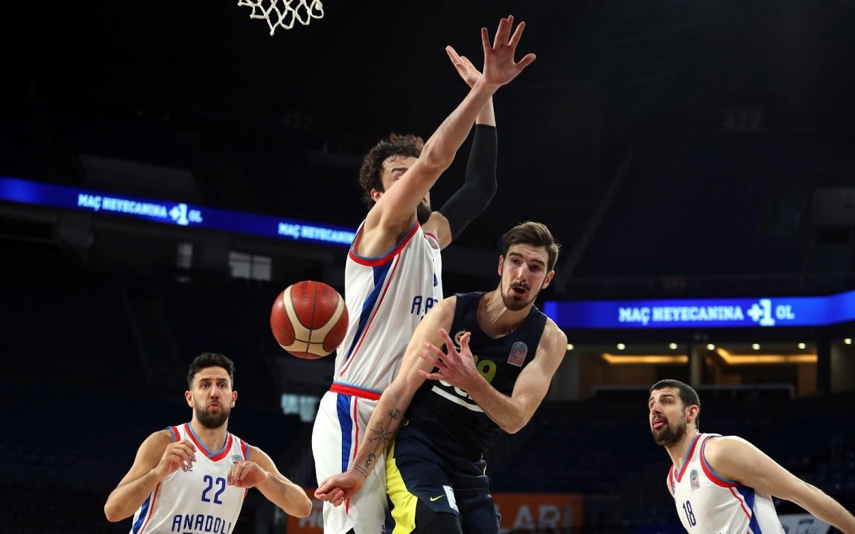 Anadolu Efes seride 1-0 öne geçti