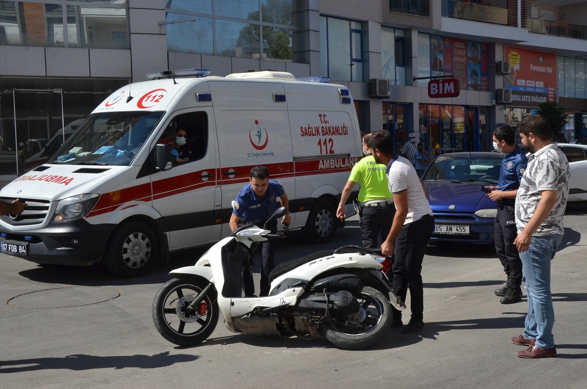 Antalya\'da otomobil ile motosiklet çarpıştı: 1 yaralı