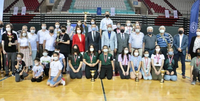 Antalya'da satranç turnuvasında derece elde edenlere ödülleri verildi