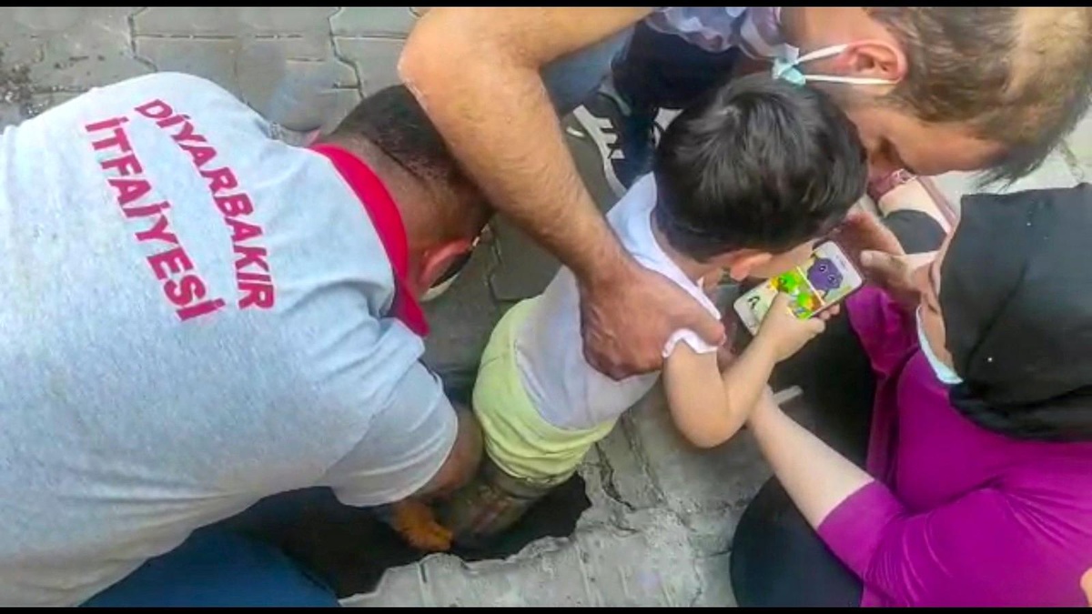 Bacağı su giderine sıkışan küçük çocuğu itfaiye ekipleri kurtardı