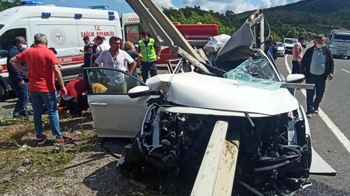 Balıkesir\'de feci kaza: Refüje ok gibi saplanan otomobilde bulunan 5 kişi yaralandı