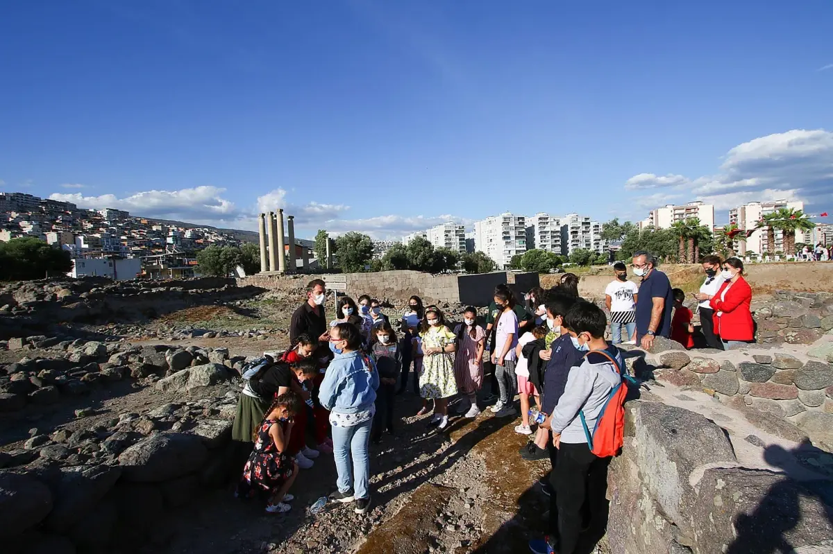 Bayraklı Belediyesinde, çocuk meclisi tarihi Smyrna kentinde toplandı