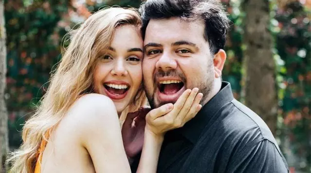 Berfu-Eser Yenenler çiftinden takipçilerini gülümseten tatil pozu Berfu-Eser Yenenler çiftinden takipçilerini gülümseten tatil pozu