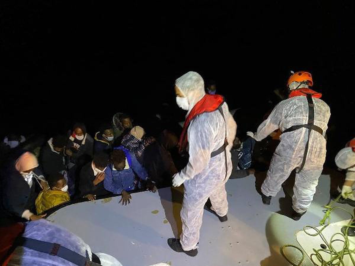 Çeşme\'de 48 kaçak göçmen kurtarıldı