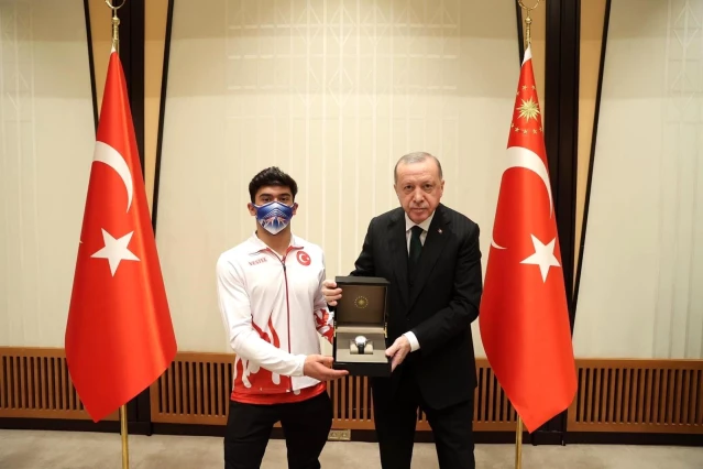 Cumhurbaşkanı Erdoğan, Mert Efe Kılıçer'i ödüllendirdi