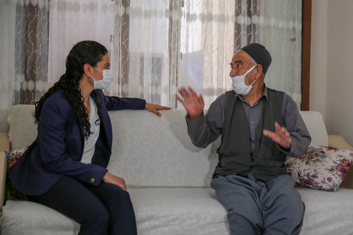 Diyarbakır\'da Kürtçe öğrenen Kaymakam vatandaşları aşı olmaya ikna ediyor