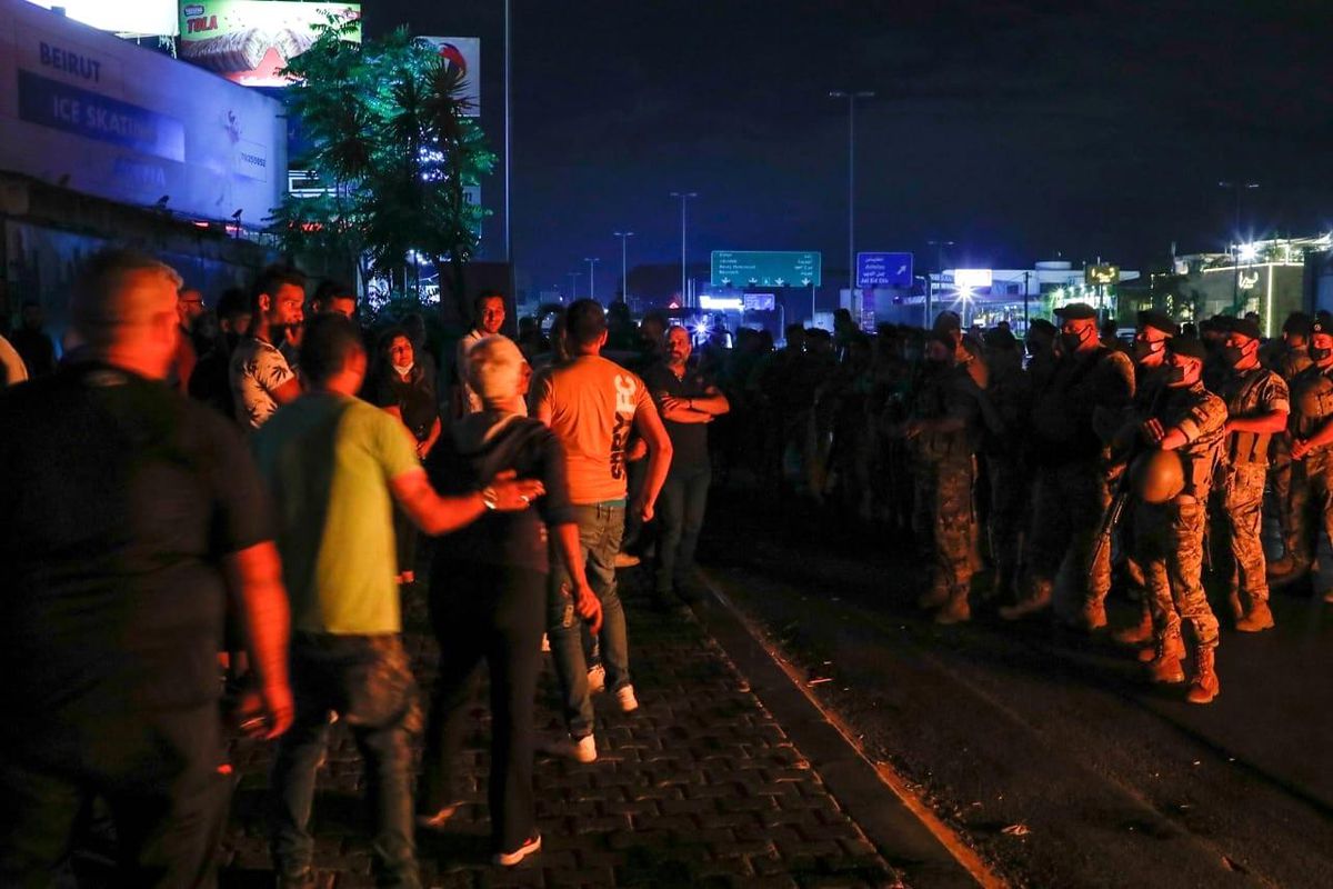 Dolar hesaplarından para çekemeyen Lübnanlılar, bankaları protesto etti