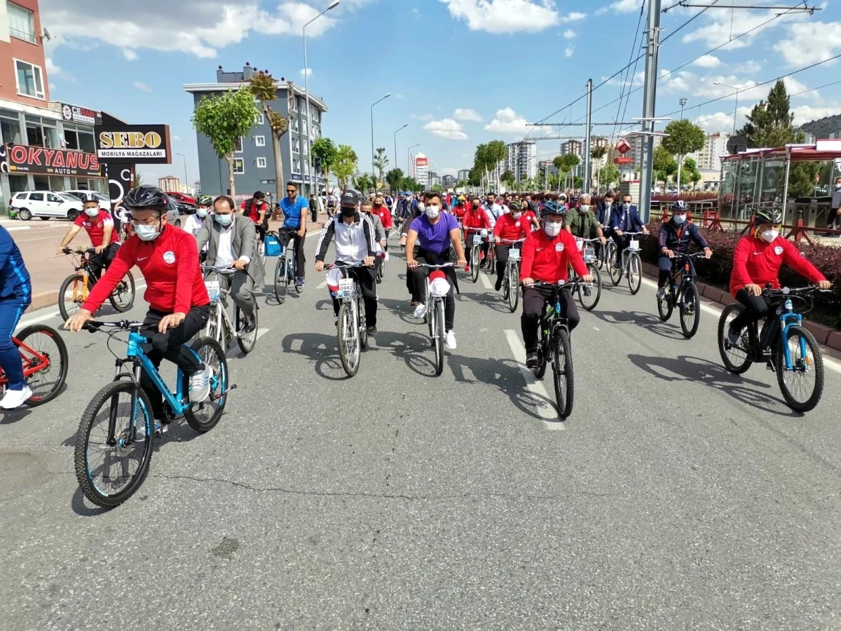 Dünya Bisiklet Günü\'nde 500 kişi pedal çevirdi