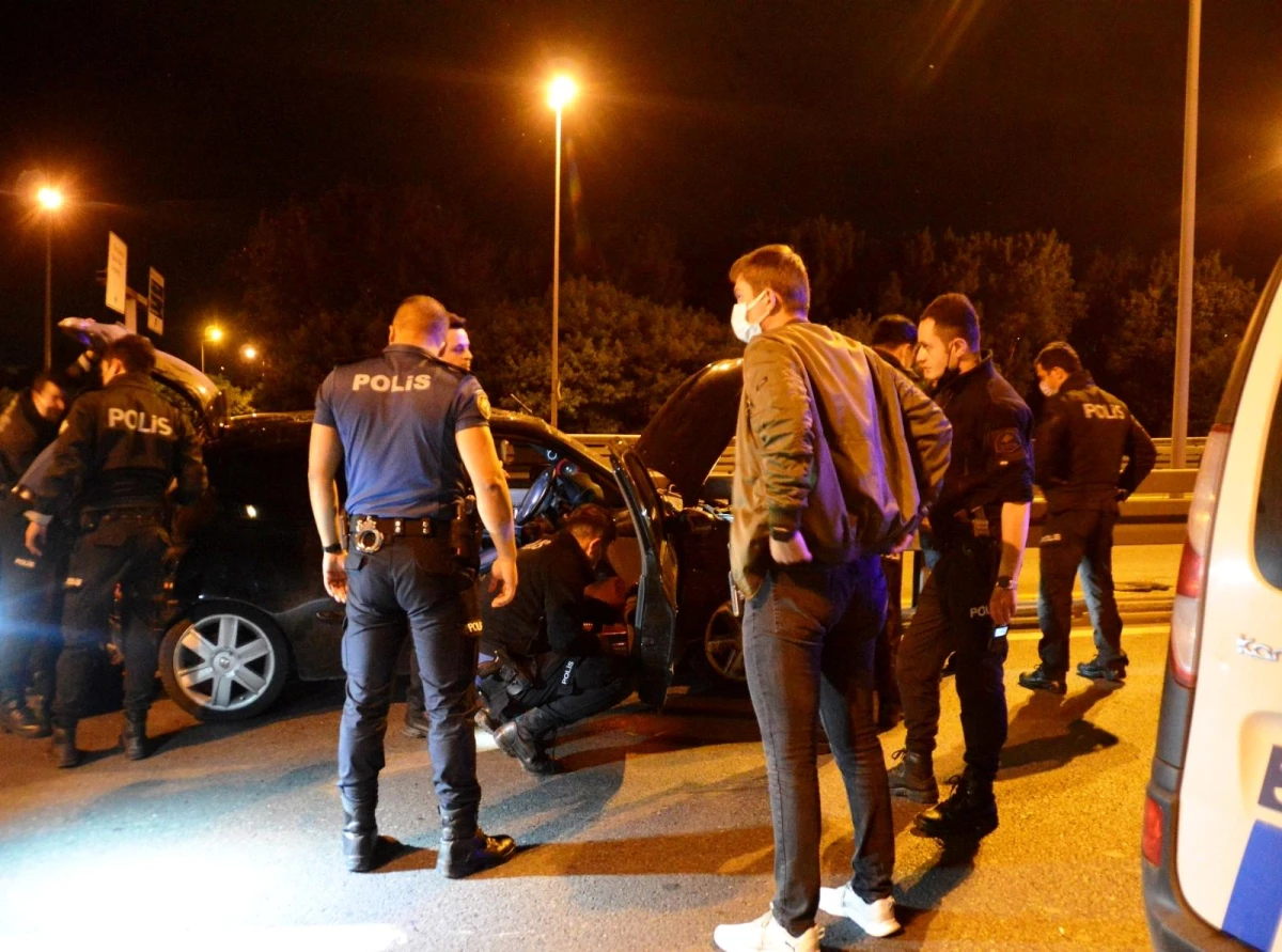 İstanbul\'da hareketli dakikalar...\'Dur\' ihtarına uymayan alkollü sürücü önce polis araçlarına sonra bariyerlere çarpınca yakalandı