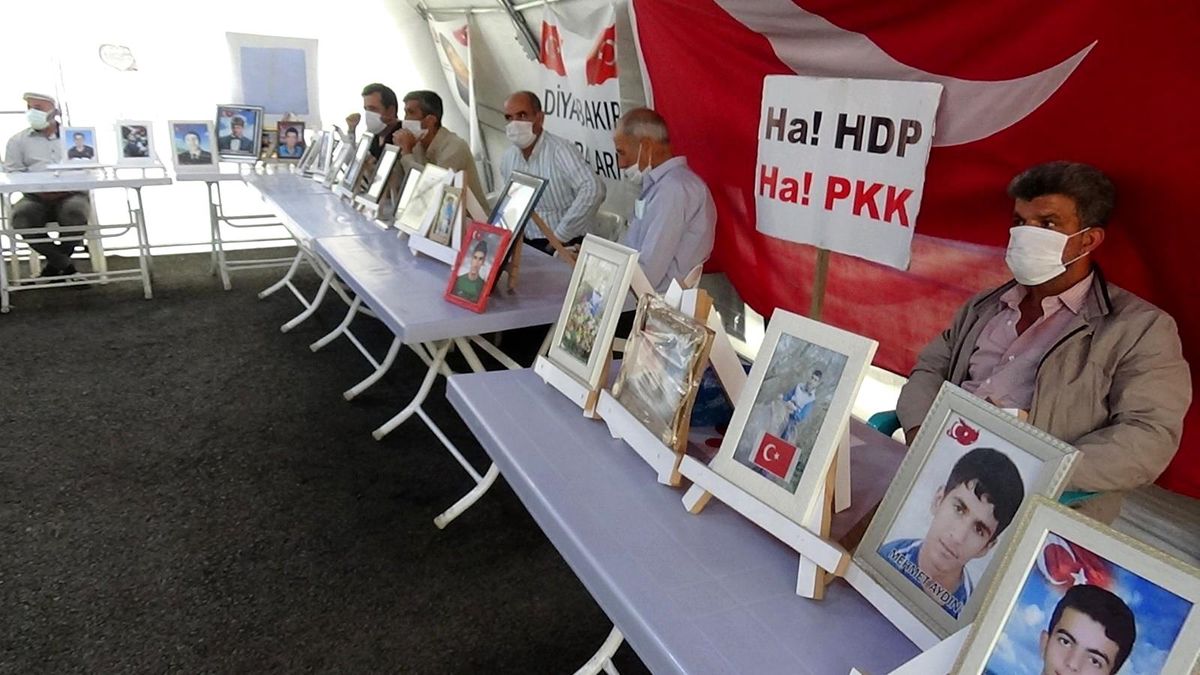 Evlat nöbetindeki aileler çocuklarını HDP\'den istiyor