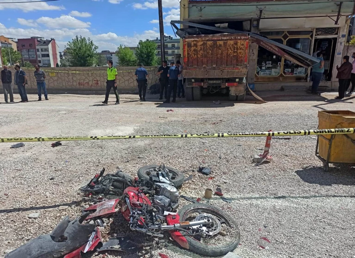 Freni patlayan hafriyat yüklü kamyon, 3 aracı ve 1 motosikleti ezip dükkana girdi