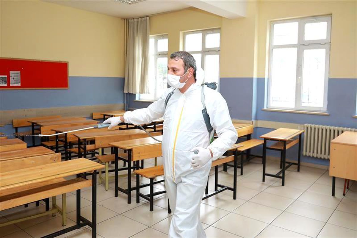 Gaziosmanpaşa\'da okullar sınavlar öncesi dezenfekte ediliyor