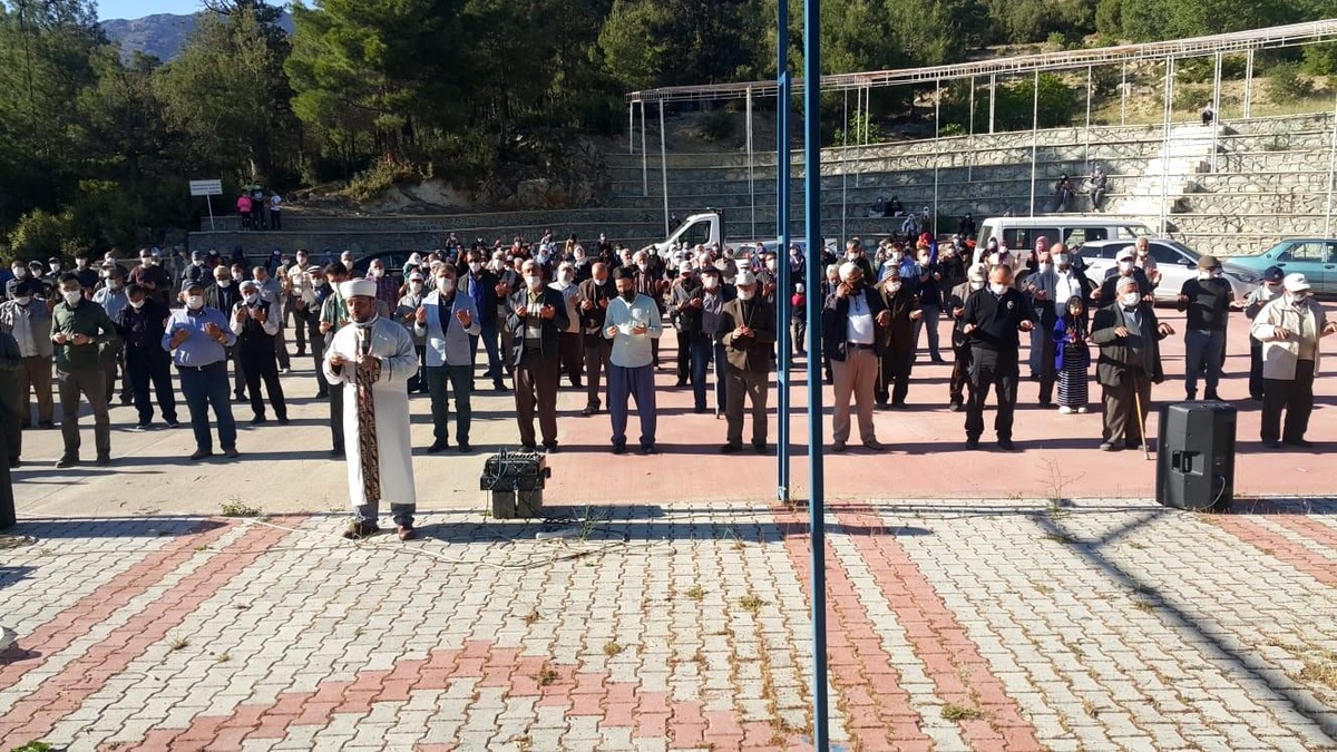 Gönen ilçesinde eller yağmur ve gül sezonu için semaya açıldı