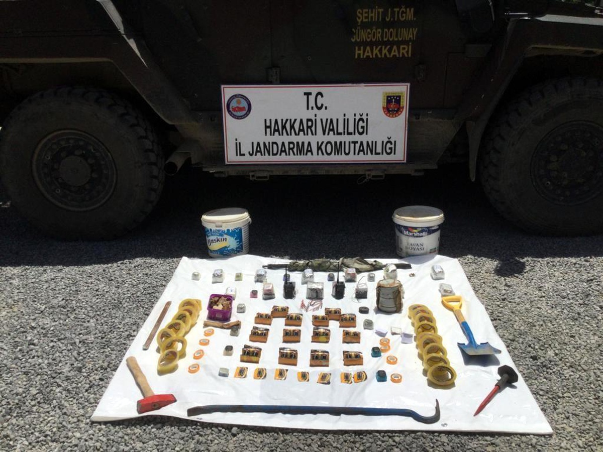 Hakkari kırsalında patlayıcı yapımında kullanılan malzeme ele geçirildi