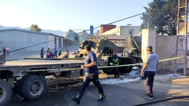Son dakika haberleri... Hatay'da askeri araç fabrikanın duvarı çarpıp alev aldı: 2 ölü Son dakika haberleri... Hatay'da askeri araç fabrikanın duvarı çarpıp alev aldı: 2 ölü