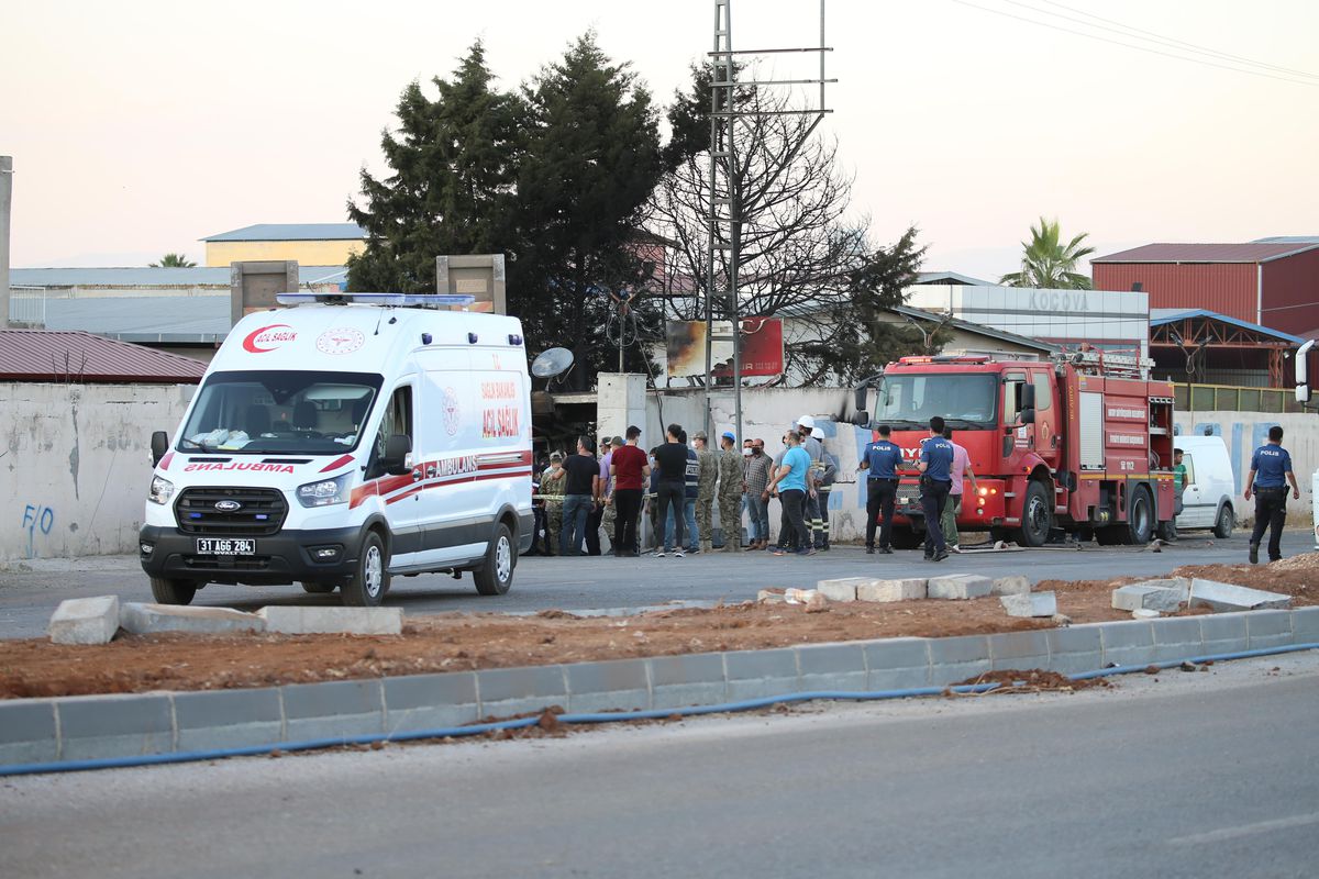 Son dakika: Hatay\'da askeri tır çırçır fabrikasının duvarına çarptı: 2 şehit