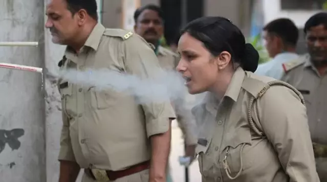 Hindistan'da koronavirüsten korunmak için düdüklü tencereden bitkisel buhar teneffüs ettiler Hindistan'da koronavirüsten korunmak için düdüklü tencereden bitkisel buhar teneffüs ettiler