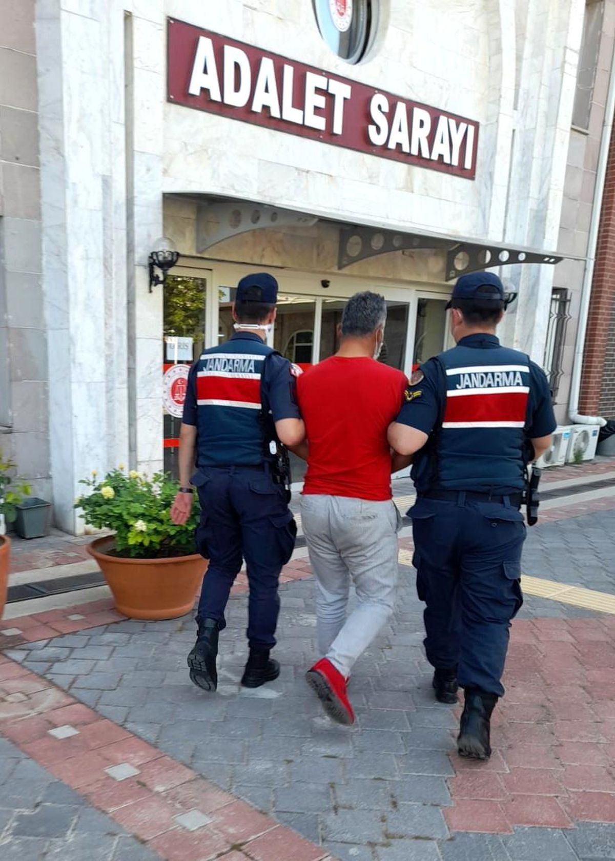 Isparta\'da 20 yıl hapis cezası ile aranan firari yakalandı